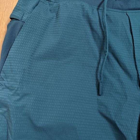Lululemon blue men's shorts - Picture 2 of 8